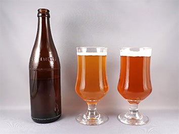 ビール瓶1本とビールが注がれた2杯のグラス