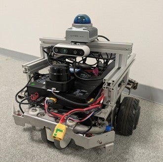 本講習会の自律走行ソフトウェア実習で使用する、LiDARやカメラを搭載した実機ロボット。