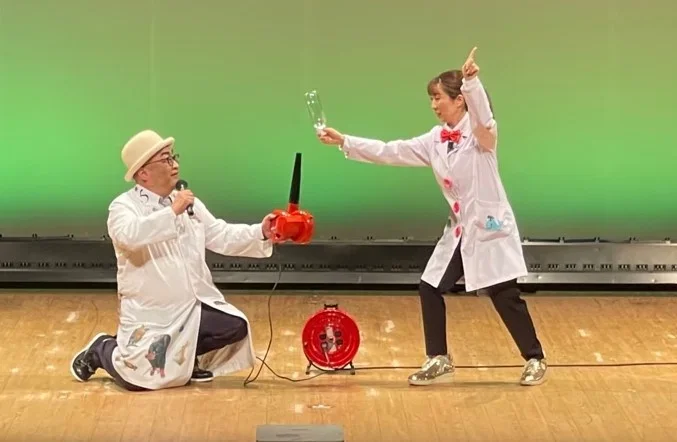 マリカ先生のサイエンスマジックショーの様子