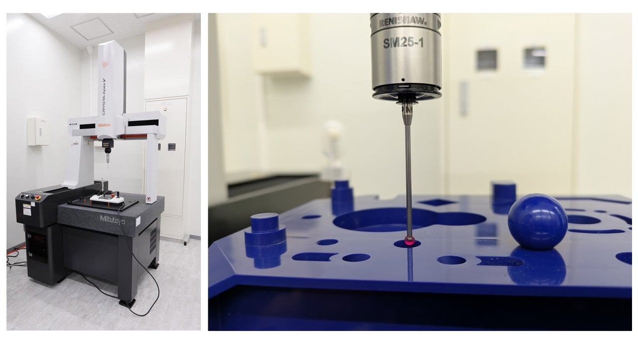 左図 測定顕微鏡の外観、右図 スタイラスで接触している様子