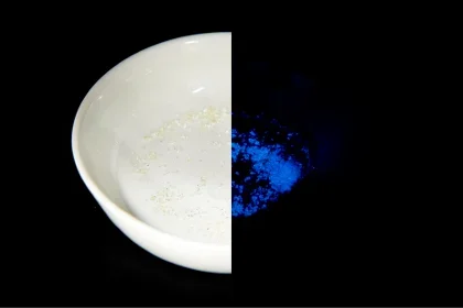 有機蛍光材料を内包したSMPSは紫外光下で発光する画像1