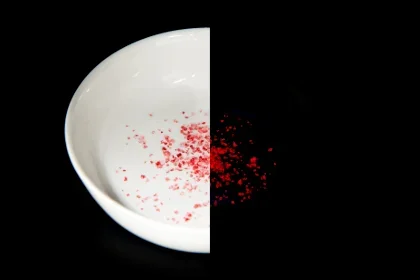 有機蛍光材料を内包したSMPSは紫外光下で発光する画像2