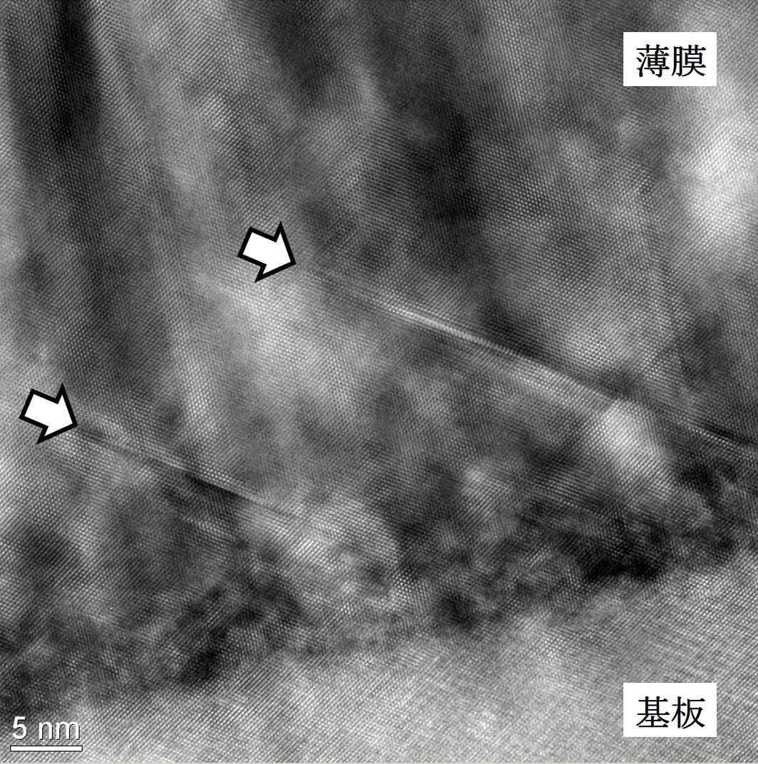図2 薄膜中の面欠陥(図中白矢印)のTEM像の画像