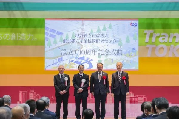 来賓の方々との記念撮影の画像