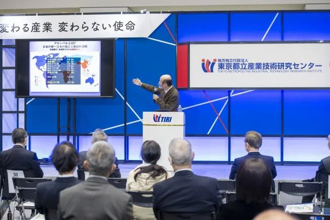 国立科学博物館 産業技術史資料情報センター長 鈴木一義氏による基調講演の様子1