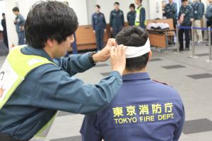 三角巾を使った止血・提肘固定の訓練（2018年）の写真