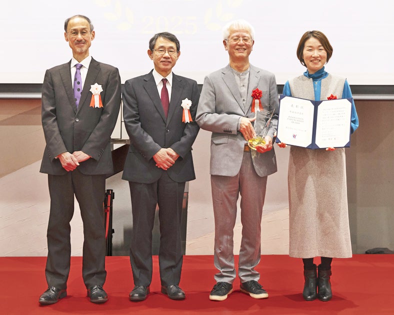 表彰式の写真。左から都産技研角口理事、黒部理事長、株式会社Any Disign 開発部長兼代表取締役 梶木 幹雄 氏、マーケティング部 松本 里紗 氏