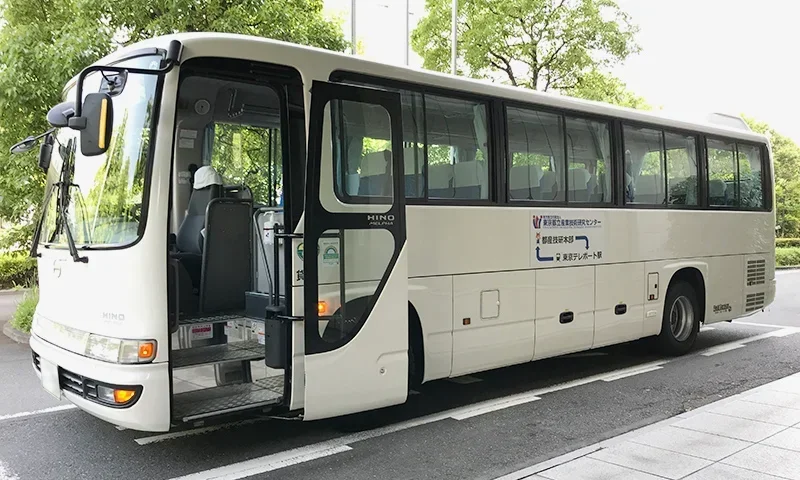 無料送迎バスの外観