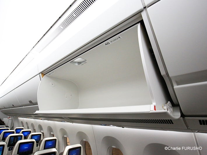 KomyMirrorが設置された航空機キャビネットの写真