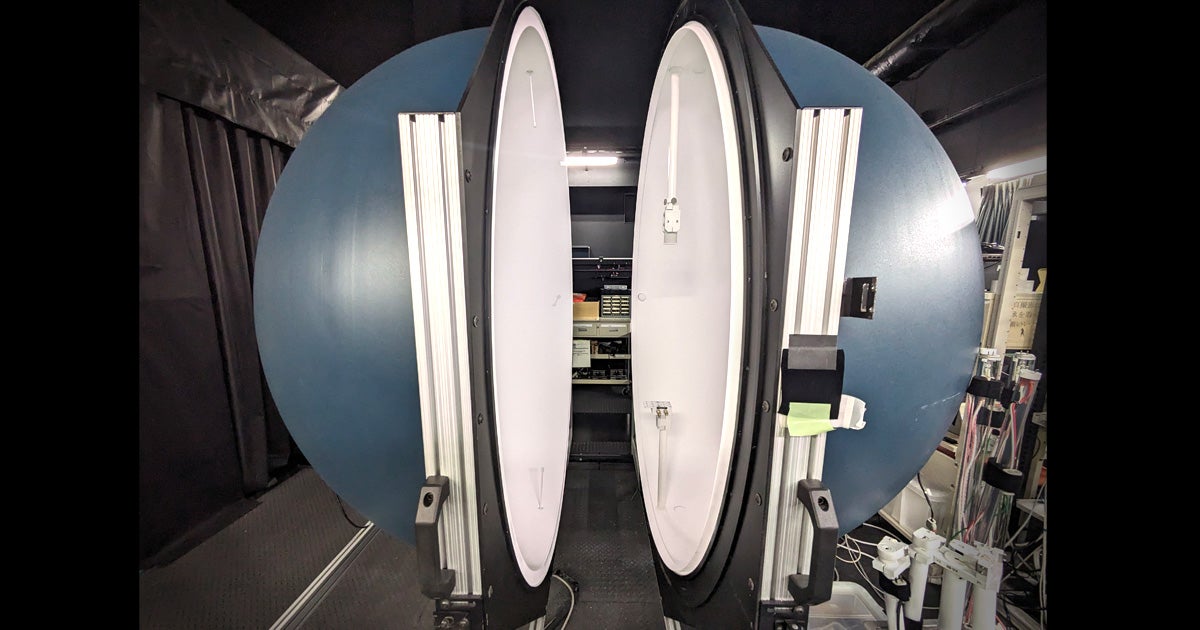 全光束の時間変動特性測定の紹介 積分球の写真