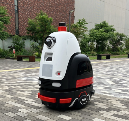 屋外を走行するサービスロボットを前方から撮影した画像
